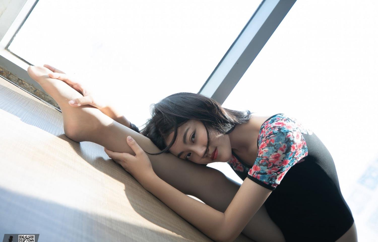 从背后抓住两只胸前的大白兔