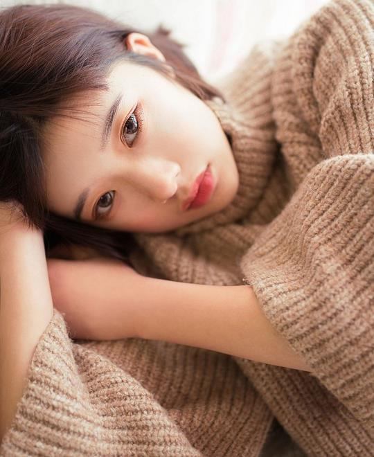 抬头看镜子里的结合处